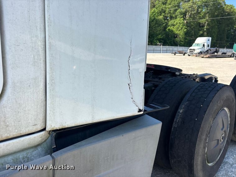 image for item YA1856 2018 Freightliner Cascadia semi truck