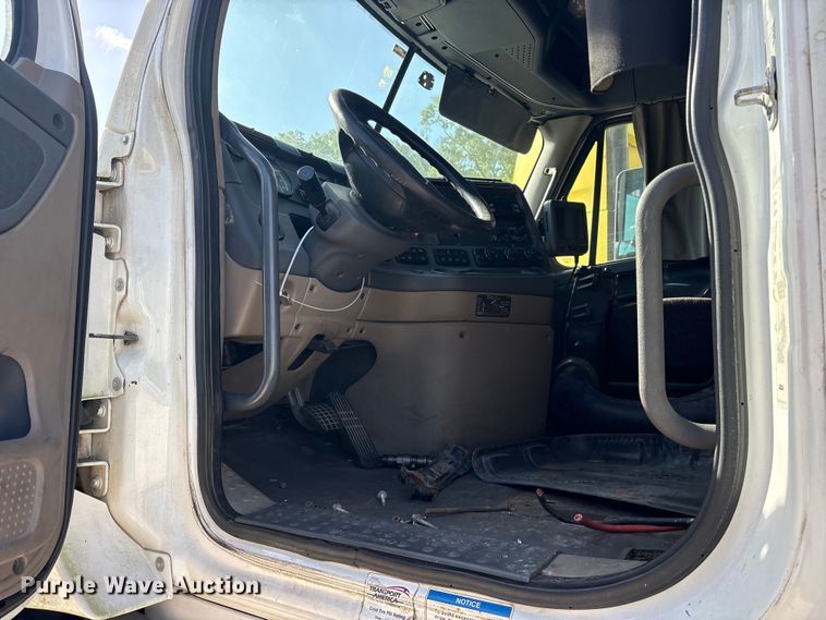 image for item YA1856 2018 Freightliner Cascadia semi truck