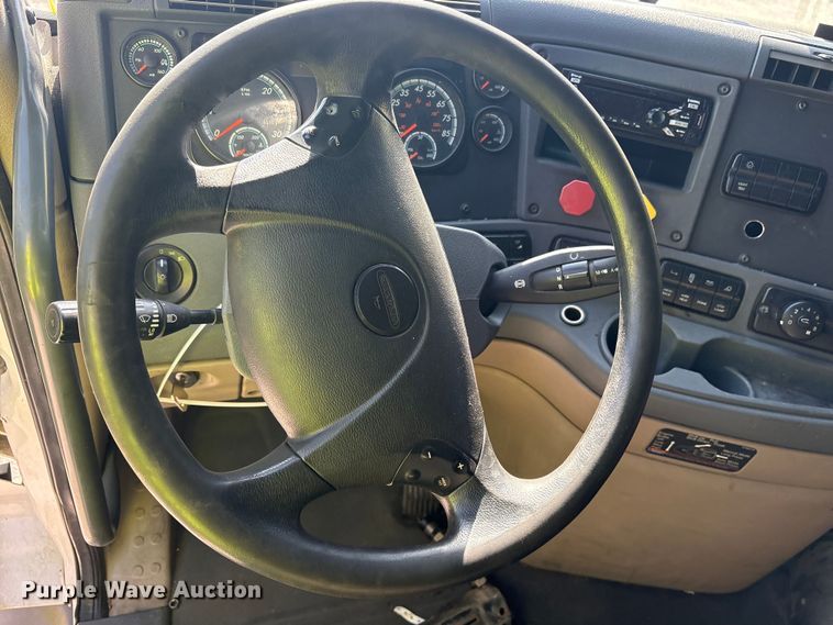 image for item YA1856 2018 Freightliner Cascadia semi truck