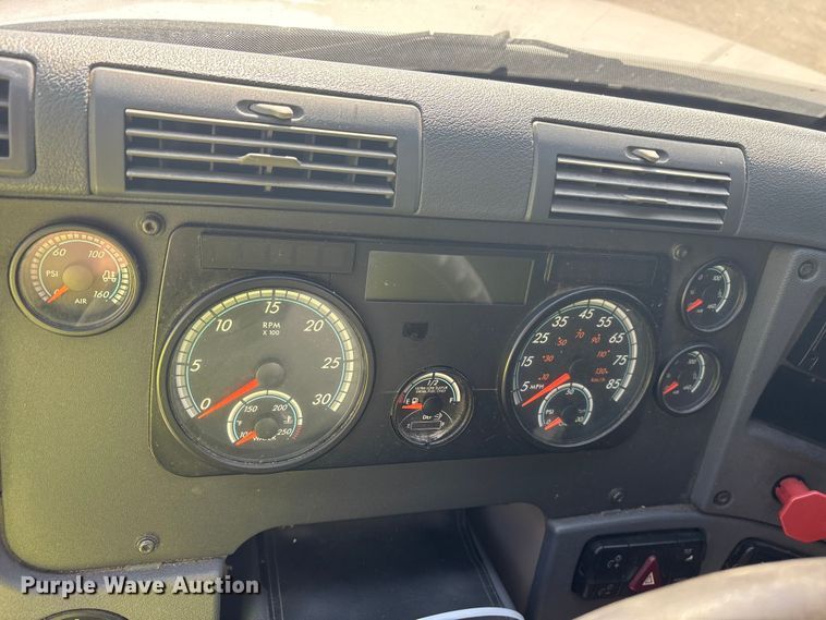 image for item YA1856 2018 Freightliner Cascadia semi truck