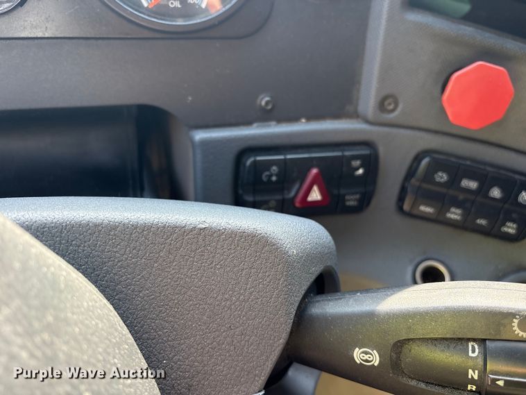image for item YA1856 2018 Freightliner Cascadia semi truck