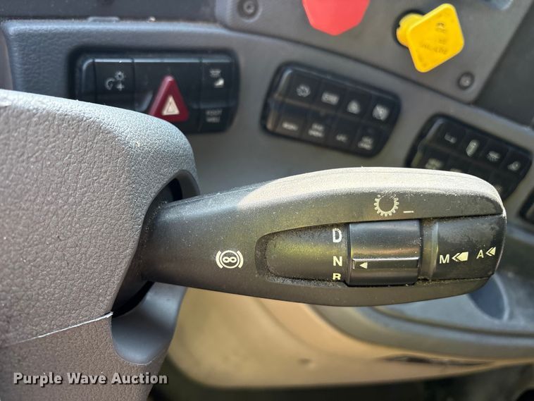 image for item YA1856 2018 Freightliner Cascadia semi truck