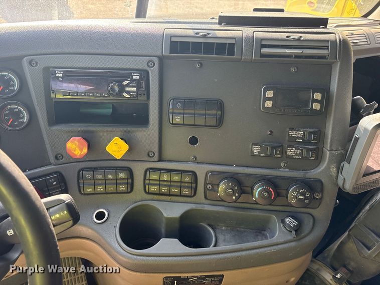 image for item YA1856 2018 Freightliner Cascadia semi truck