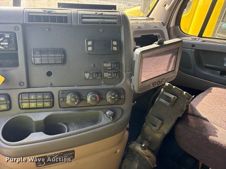 image for item YA1856 2018 Freightliner Cascadia semi truck