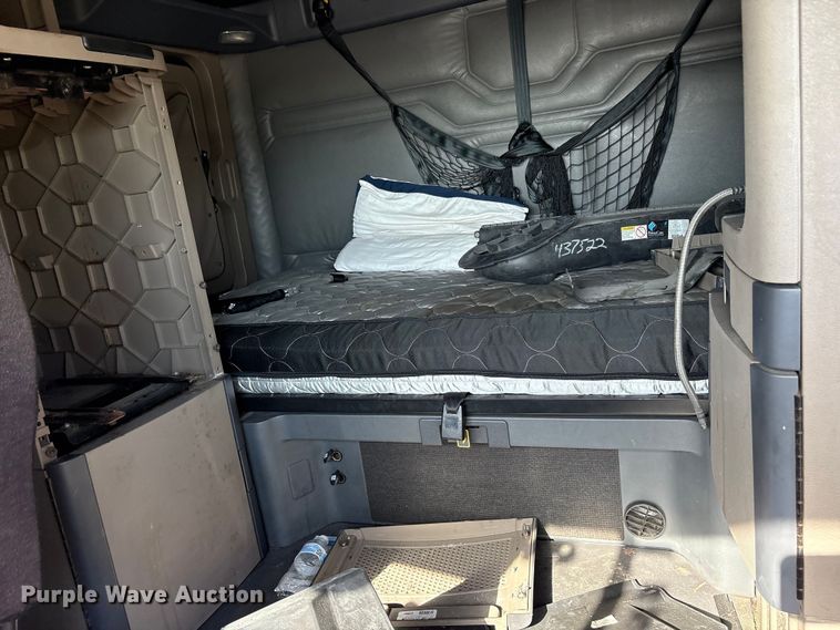 image for item YA1856 2018 Freightliner Cascadia semi truck