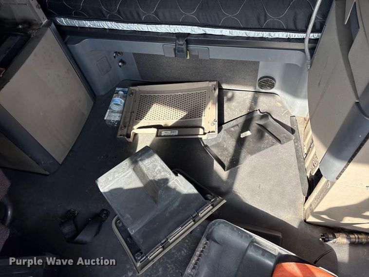image for item YA1856 2018 Freightliner Cascadia semi truck