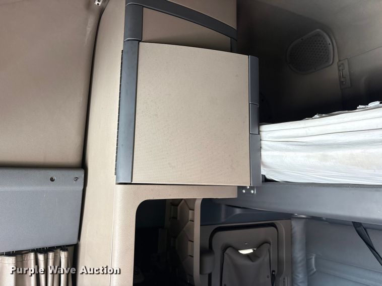 image for item YA1856 2018 Freightliner Cascadia semi truck