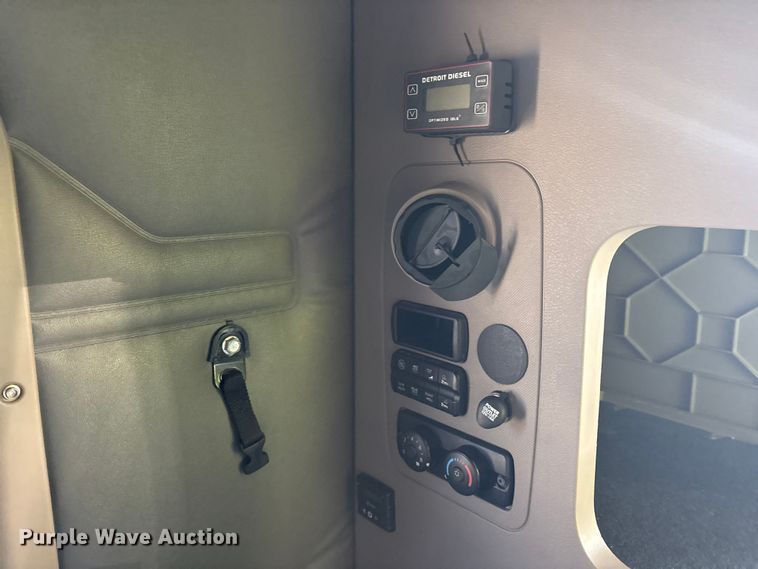 image for item YA1856 2018 Freightliner Cascadia semi truck