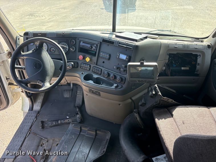 image for item YA1856 2018 Freightliner Cascadia semi truck