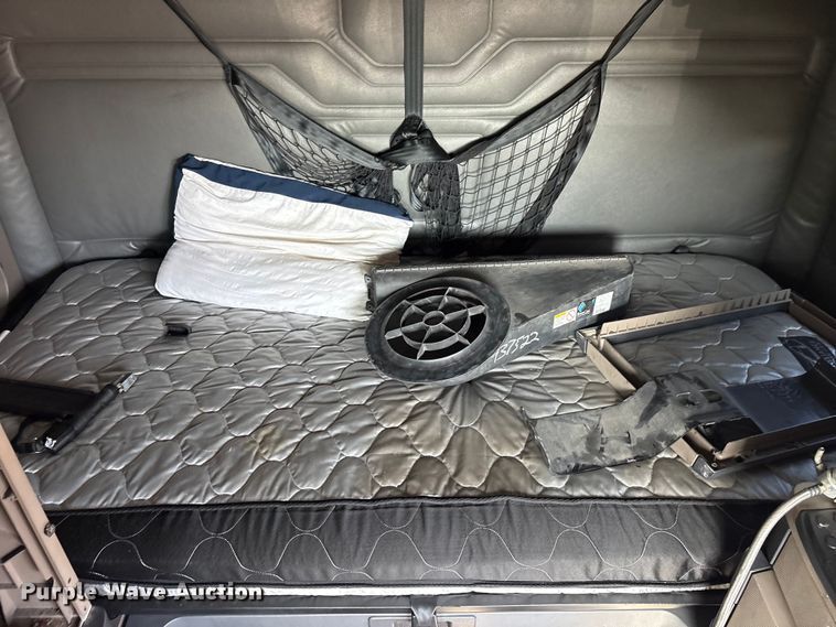 image for item YA1856 2018 Freightliner Cascadia semi truck