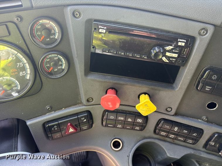 image for item YA1856 2018 Freightliner Cascadia semi truck