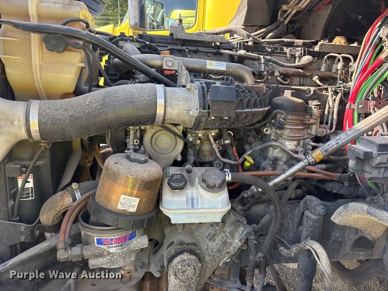 image for item YA1856 2018 Freightliner Cascadia semi truck