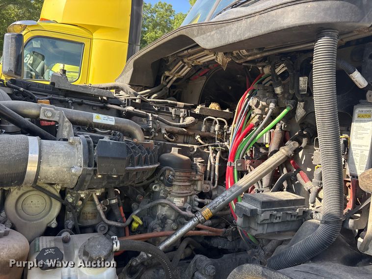 image for item YA1856 2018 Freightliner Cascadia semi truck