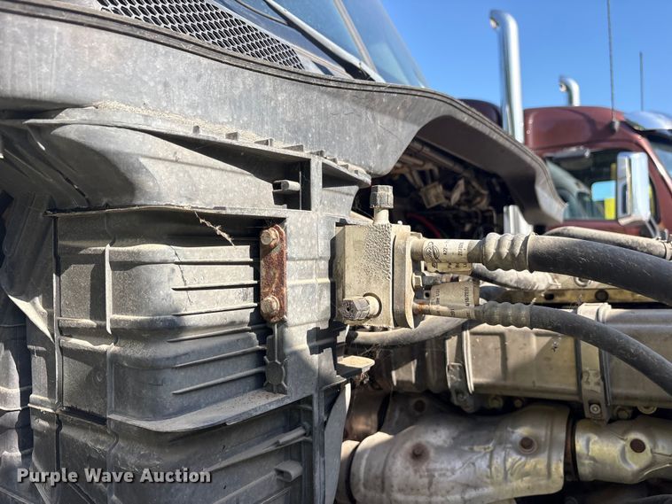 image for item YA1856 2018 Freightliner Cascadia semi truck