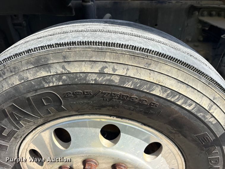 image for item YA1856 2018 Freightliner Cascadia semi truck