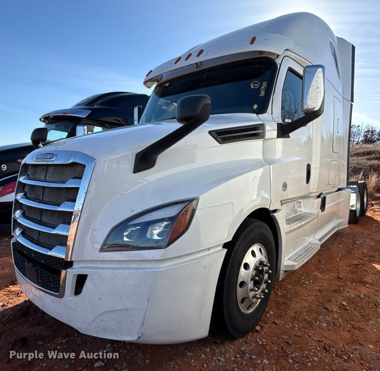 image for item YA2008 2018 Freightliner Cascadia semi truck
