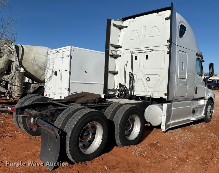 image for item YA2008 2018 Freightliner Cascadia semi truck