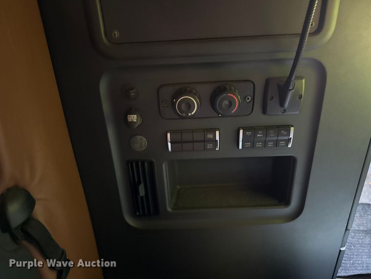 image for item YA2008 2018 Freightliner Cascadia semi truck