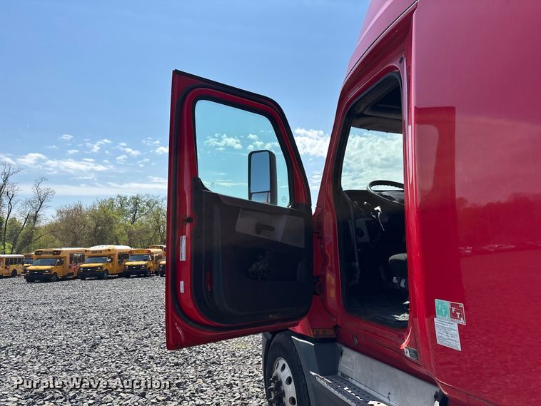 image for item YA2091 2019 Freightliner Cascadia semi truck