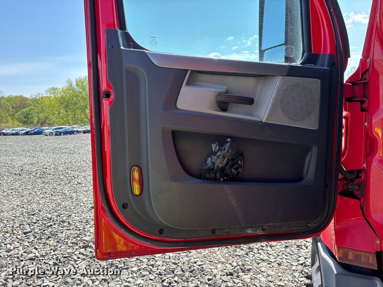 image for item YA2091 2019 Freightliner Cascadia semi truck
