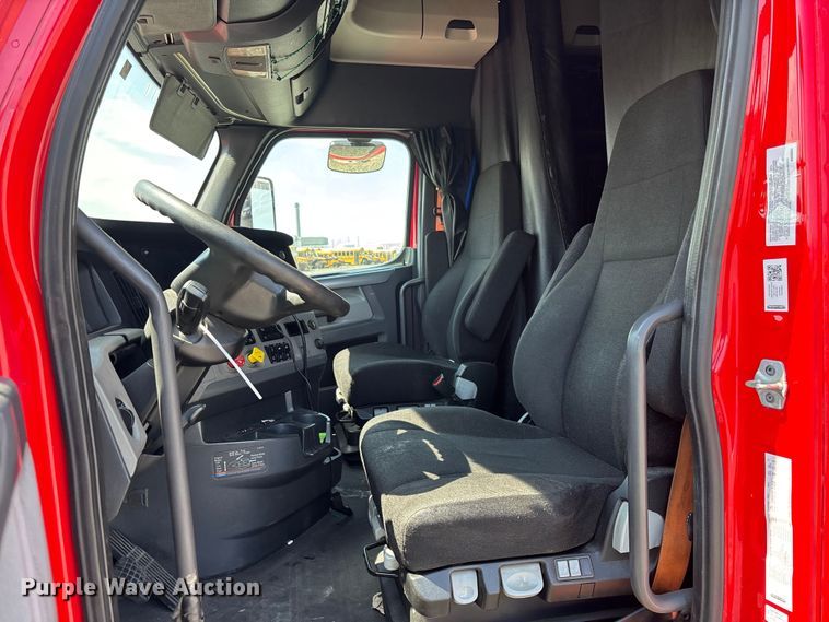 image for item YA2091 2019 Freightliner Cascadia semi truck