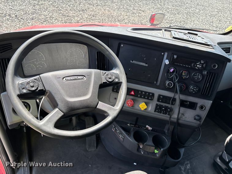 image for item YA2091 2019 Freightliner Cascadia semi truck