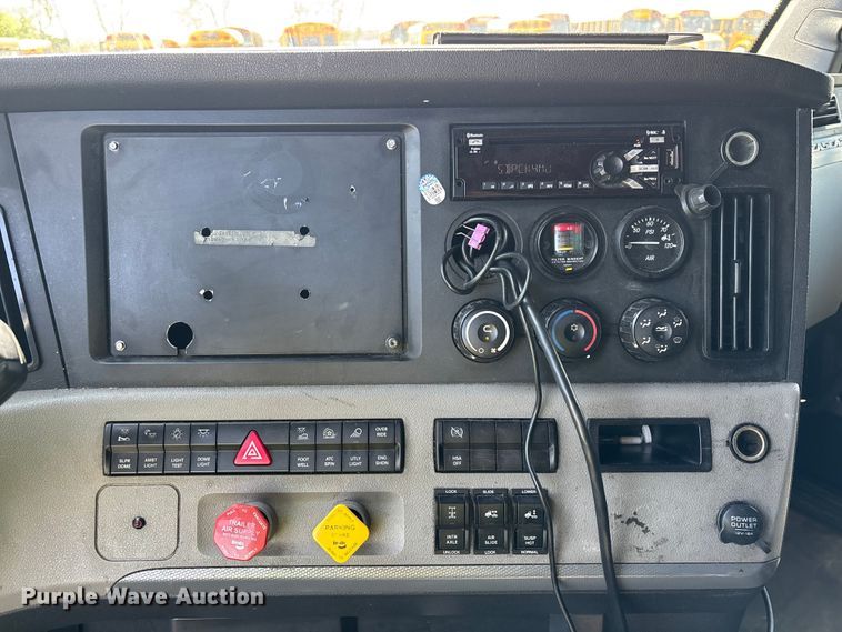 image for item YA2091 2019 Freightliner Cascadia semi truck
