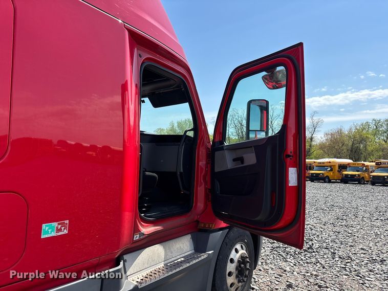 image for item YA2091 2019 Freightliner Cascadia semi truck