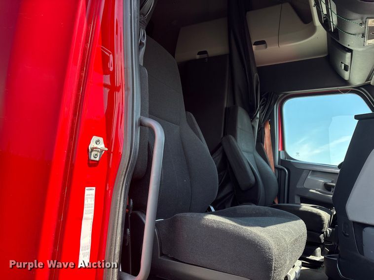 image for item YA2091 2019 Freightliner Cascadia semi truck