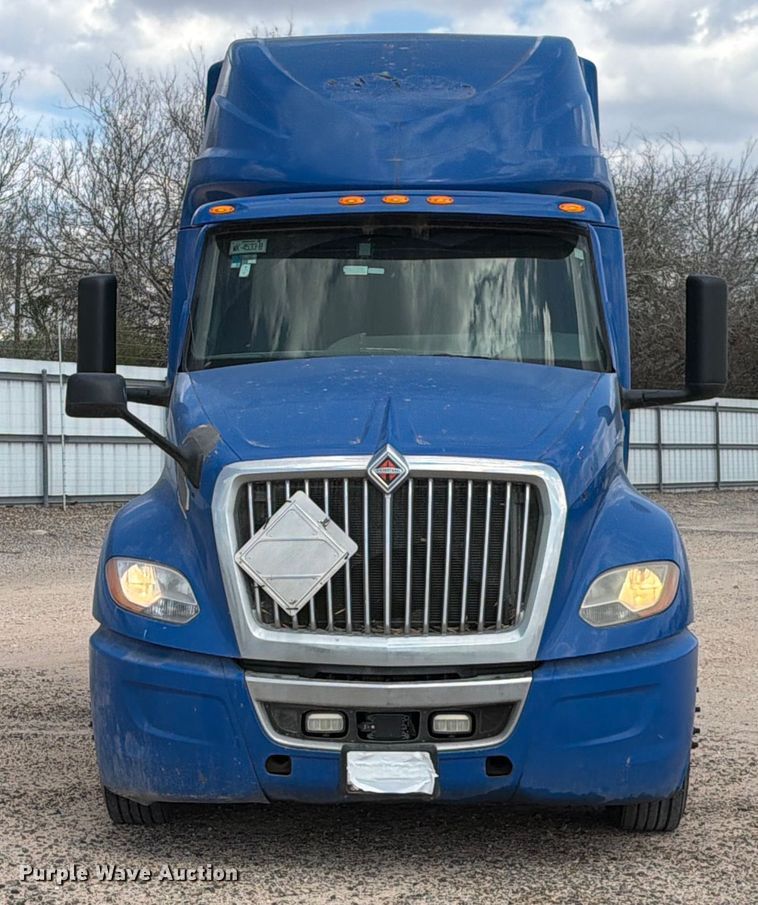image for item YA2145 2018 International LT625 semi truck