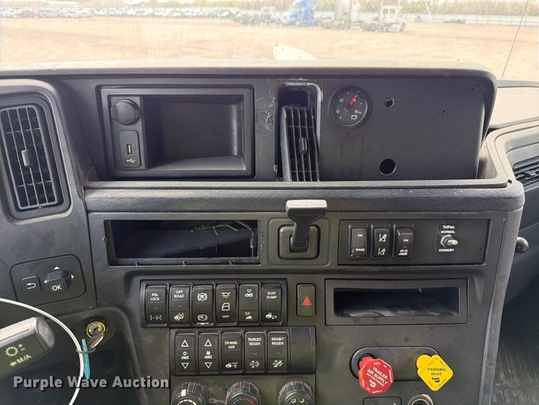 image for item YA2145 2018 International LT625 semi truck