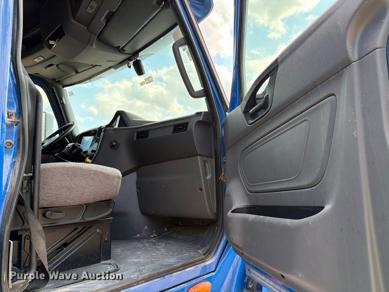 image for item YA2145 2018 International LT625 semi truck