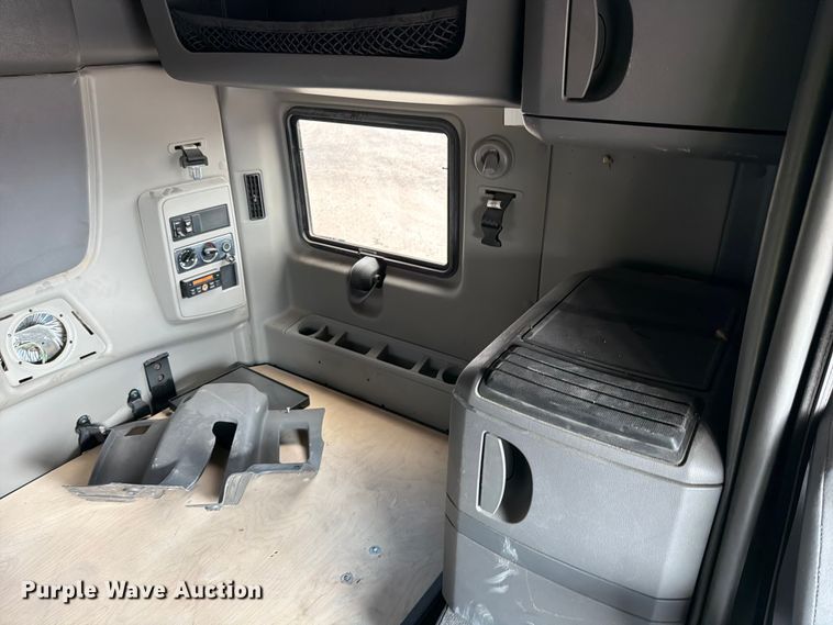 image for item YA2145 2018 International LT625 semi truck