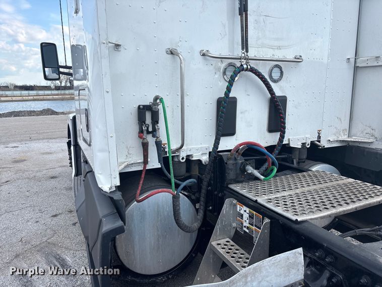 image for item YA2194 2024 Kenworth T680 semi truck