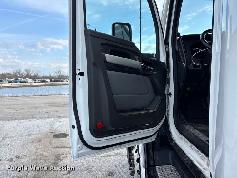 image for item YA2194 2024 Kenworth T680 semi truck