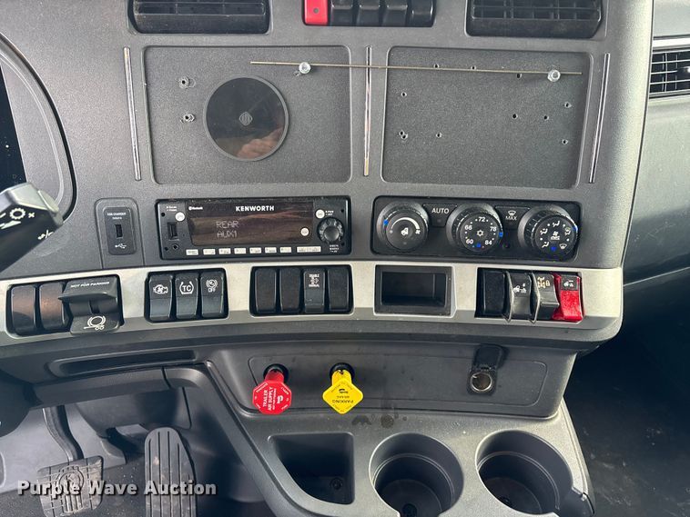 image for item YA2194 2024 Kenworth T680 semi truck
