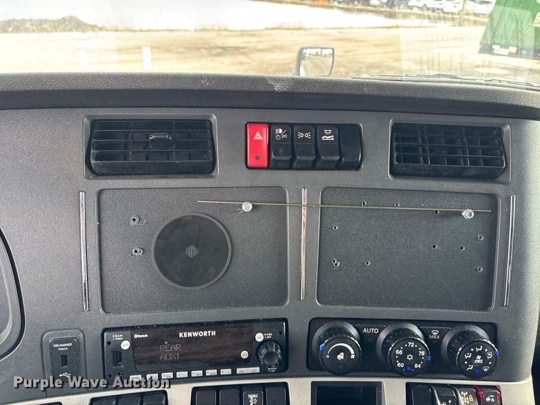 image for item YA2194 2024 Kenworth T680 semi truck