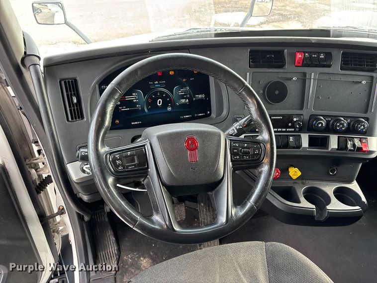 image for item YA2194 2024 Kenworth T680 semi truck