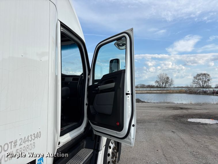 image for item YA2194 2024 Kenworth T680 semi truck