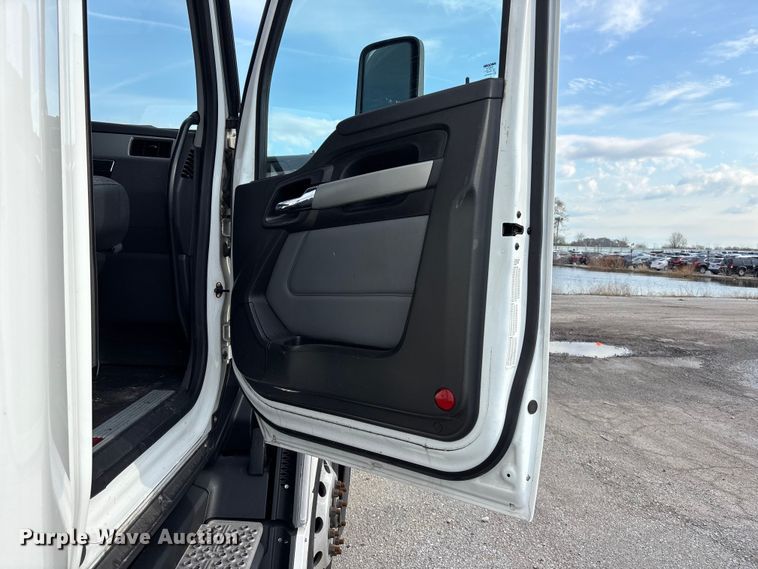 image for item YA2194 2024 Kenworth T680 semi truck