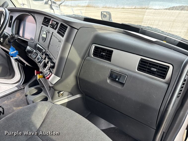 image for item YA2194 2024 Kenworth T680 semi truck