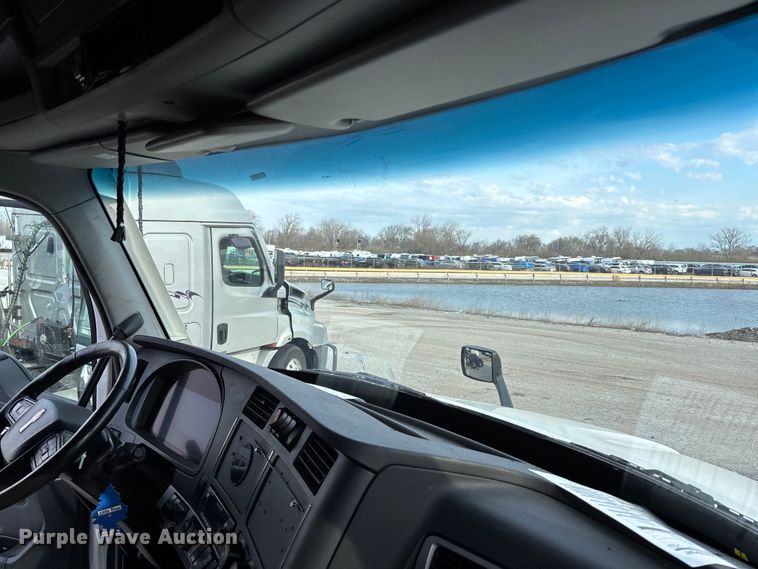 image for item YA2194 2024 Kenworth T680 semi truck