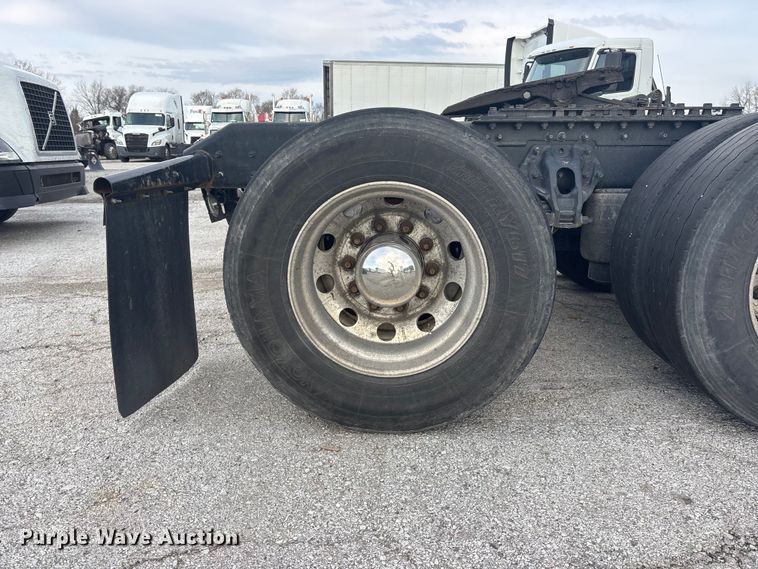 image for item YA2194 2024 Kenworth T680 semi truck