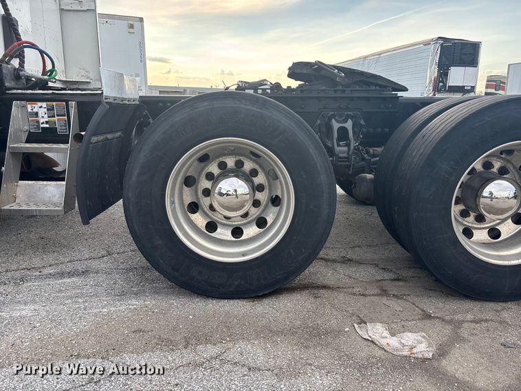 image for item YA2194 2024 Kenworth T680 semi truck