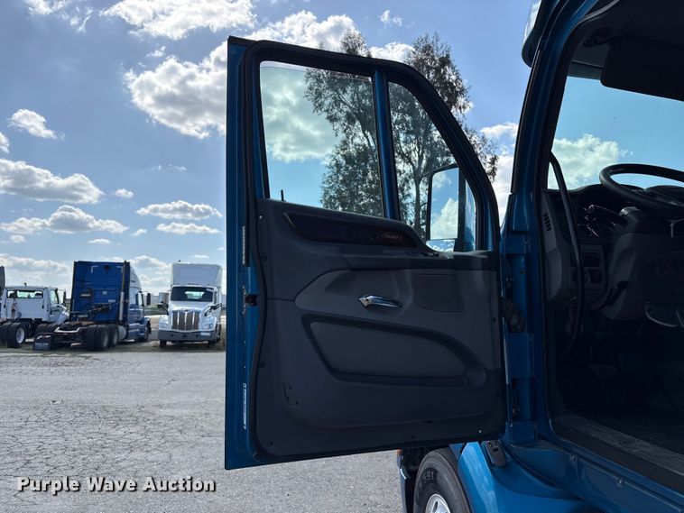 image for item YA2238 2015 Peterbilt 357 semi truck