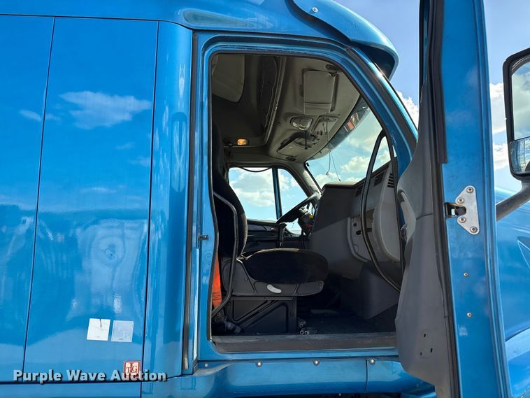 image for item YA2238 2015 Peterbilt 357 semi truck