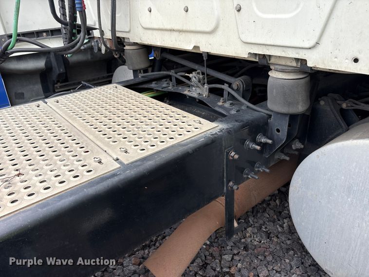 image for item YA2279 2020 International LT625 semi truck
