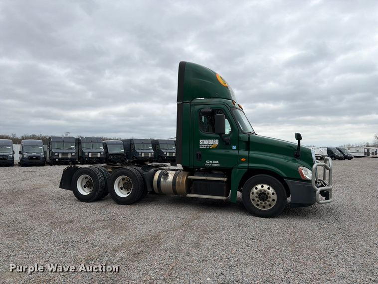 image for item YA2298 2017 Freightliner  Cascadia semi truck