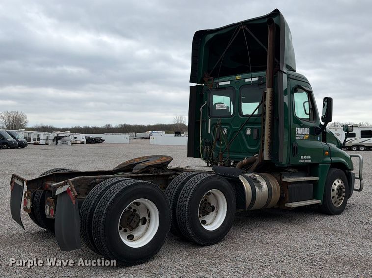 image for item YA2298 2017 Freightliner  Cascadia semi truck