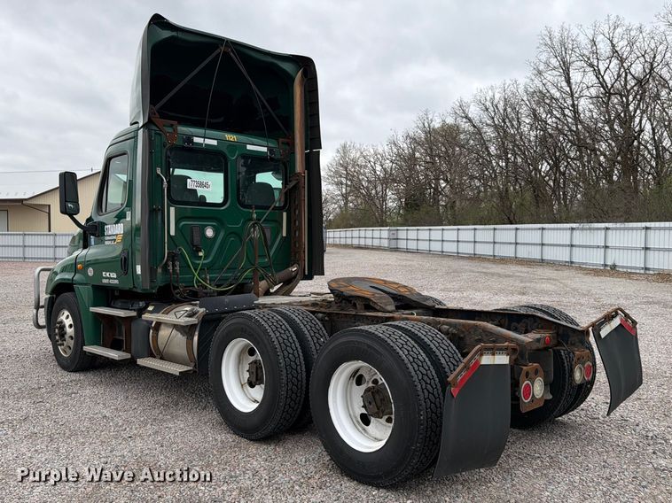 image for item YA2298 2017 Freightliner  Cascadia semi truck
